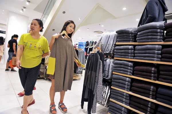 Clientes Compram Roupas Uma Loja Moda Uniqlo Pequim China Agosto — Fotografia de Stock