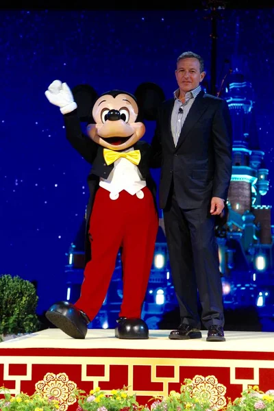 Presidente Ceo Disney Bob Iger Derecha Posa Con Animador Vestido —  Fotos de Stock