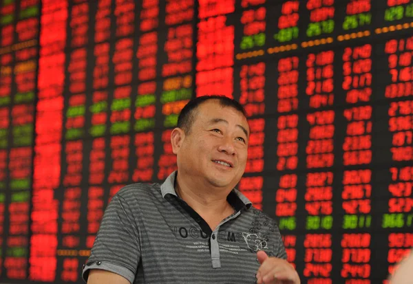 Kinesisk Investerare Ser Framför Elektronisk Styrelse Visar Priserna Aktier Röd — Stockfoto
