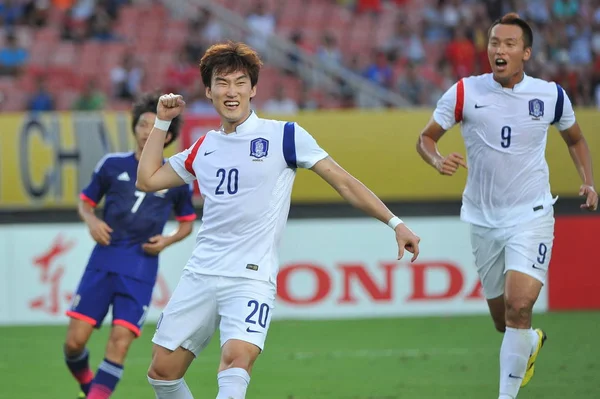 男子東アジア カップ 2015 2015 日中国中央部の湖北省武漢市でのサッカーの試合中に日本に対するゴールを決めた後 左を祝うチャン ヒョンス — ストック写真