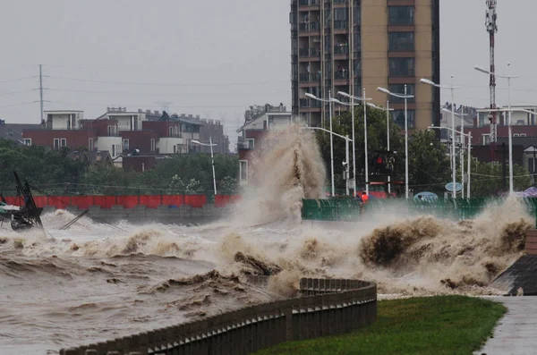 Tidal Bores Caused Strong Wind Brought Typhoon Dujuan Hit Bank — Stock Photo, Image