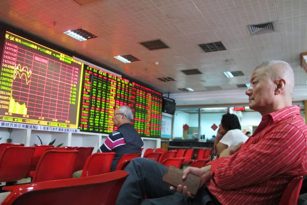 2015年4月14日 中国南方海南省海口市一家股票经纪公司的深圳综合指数和股价 价格上涨为红色 价格下跌为绿色 — 图库照片