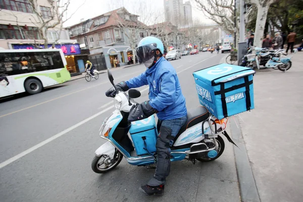 Repartidor Empresa China Ele Monta Una Bicicleta Eléctrica Para Entregar — Foto de Stock