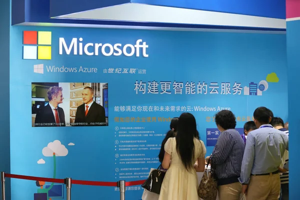 Люди Відвідують Стенд Microsoft Під Час Ярмарку Пекіні Китай Травня — стокове фото