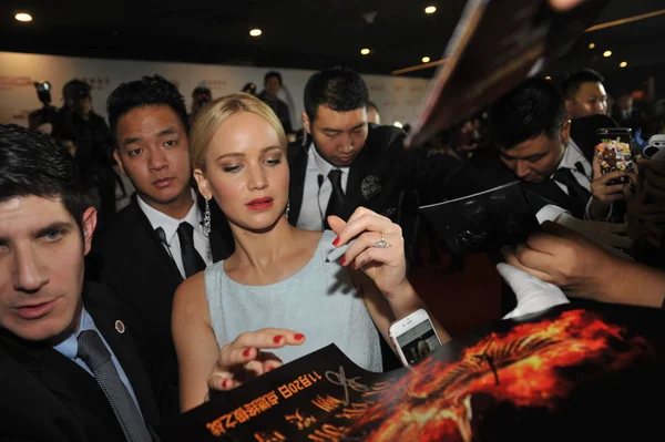 Die Amerikanische Schauspielerin Jennifer Lawrence Mitte Gibt Autogramme Für Fans — Stockfoto