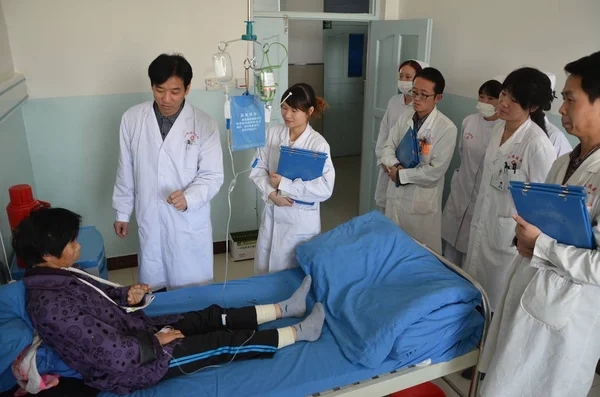 Läkare Pratar Med Sjuksköterskor Ett Sjukhus Lianyungang City East Chinas — Stockfoto