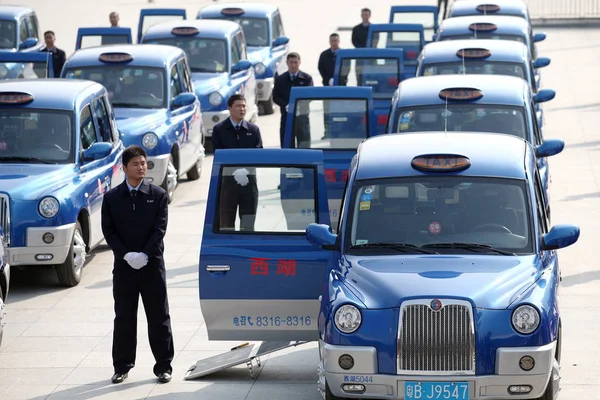 Los Conductores Chinos Posan Junto Sus Coches Taxi Geely Englon — Foto de Stock