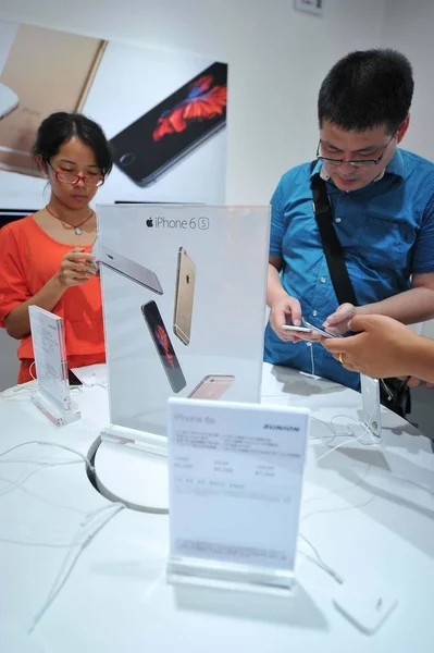 Kipróbálják Iphone Okostelefonok Egy Apple Store Xining City Dél Kína — Stock Fotó