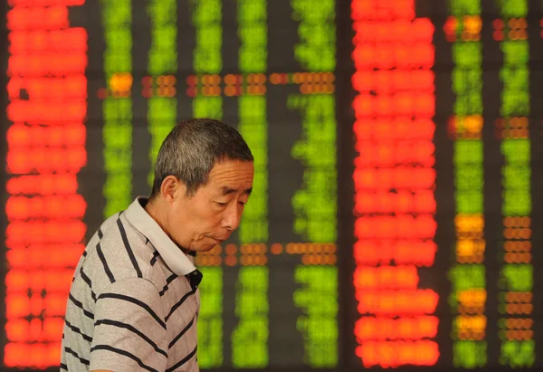 Inversor Chino Preocupado Representa Frente Una Pantalla Que Muestra Los — Foto de Stock