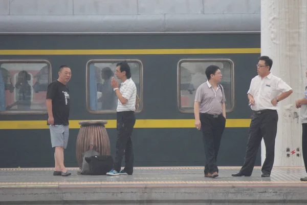 Los Pasajeros Fuman Una Plataforma Estación Tren Qingdao Ciudad Qingdao — Foto de Stock