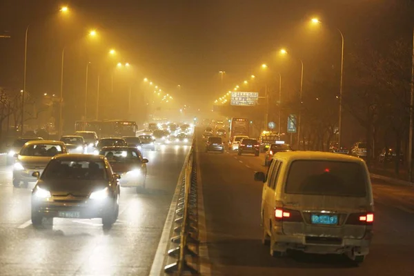 Samochody Autobusy Podróży Drodze Ciężkich Smog Pekinie Chiny Grudzień 2015 — Zdjęcie stockowe