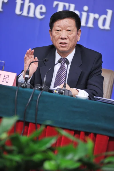人力资源和社会保障部部长尹伟民在2015年3月10日于中国北京举行的第十二届全国人大第三届会议上发表讲话 — 图库照片