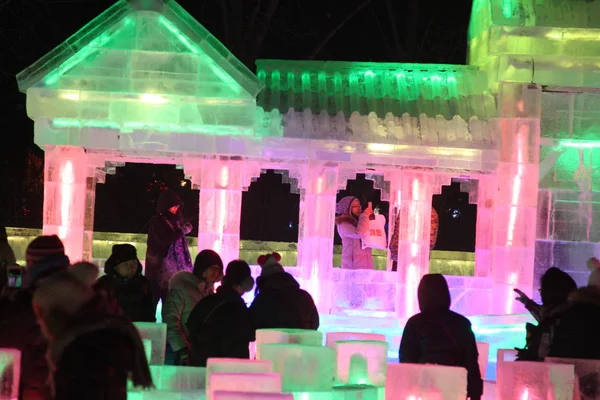 Lidé Navštěvují Ledové Sochy Před 42Nd Harbin Mezinárodní Festival Ledu — Stock fotografie