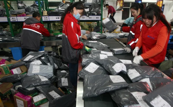 Китайские Рабочие Сортируют Посылки Большинство Которых Интернет Магазинов Распределительном Центре — стоковое фото
