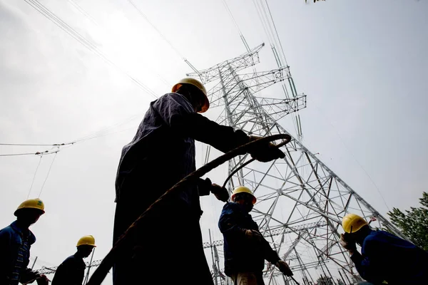 Chinesische Elektriker Bereiten Hochspannungsleitungen Vor Die Auf Einem Mast Der — Stockfoto