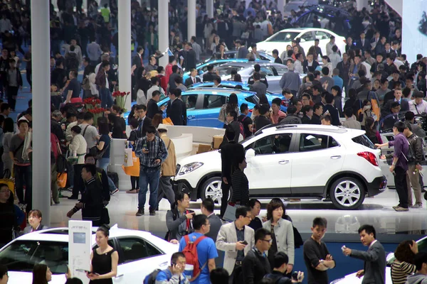 Bezoekers Menigte Stands Van Buick Cadillac Tijdens 16E Shanghai International — Stockfoto
