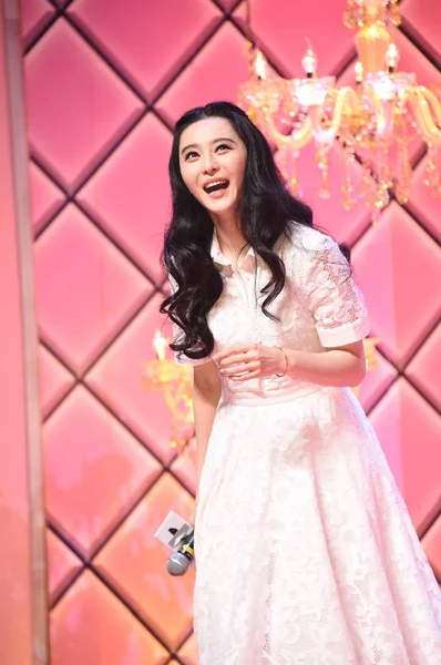 2015 中国の北京で彼女の後というオンライン ゲームの記者会見で中国の女優ファン ビンビン笑します — ストック写真