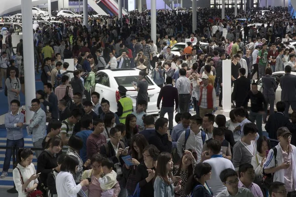 Los Visitantes Congregan Stand Cadillac Shanghai Una Empresa Conjunta Entre — Foto de Stock