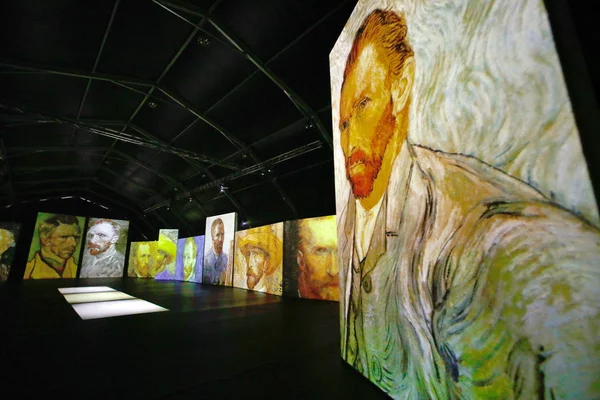 방문자는 네덜란드 빈센트 Goghs의 멀티미디어 전시를 Xintiandi 상하이 2015에에서 갤러리에서 — 스톡 사진