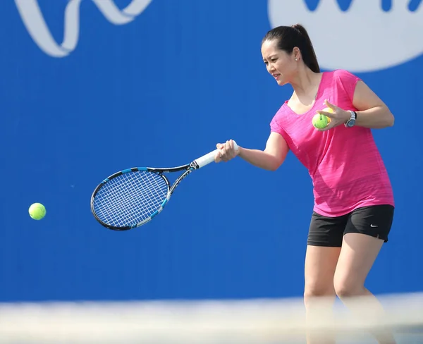 引退した中国テニス界のスター李娜は 2015 日中国中央部の湖北省武漢市で 2015 Wta 武漢オープン テニス トーナメント中にマスター クラスでテニスします — ストック写真