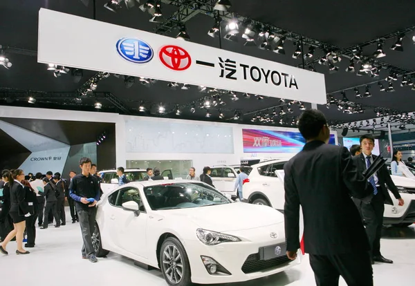 Los Visitantes Observan Los Automóviles Toyota Exhibición Durante 12ª Exposición —  Fotos de Stock