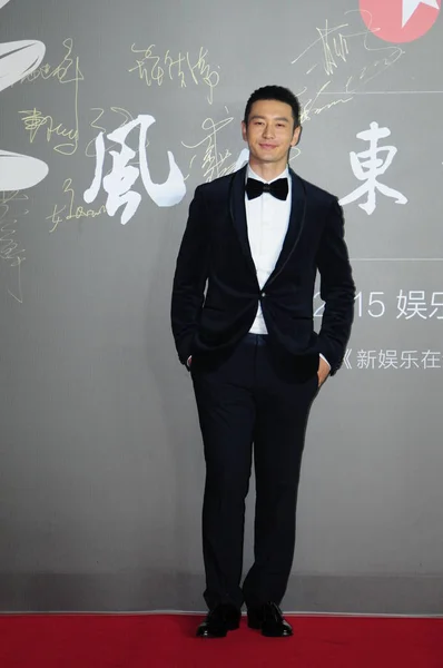 Китайский Актер Хуан Сяомин Позирует Красной Ковровой Дорожке Гала Шоу — стоковое фото