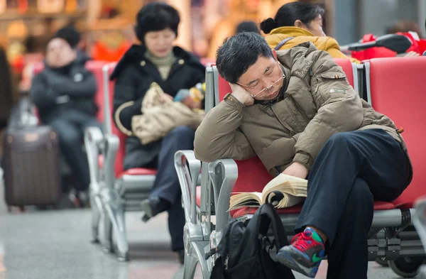 Файл Китайський Пасажирів Чекати Міжнародного Аеропорту Ченду Шуанлю Після Рейси — стокове фото
