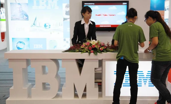 File People Visit Stand Ibm Exhibition Nanjing City East Chinas — стоковое фото