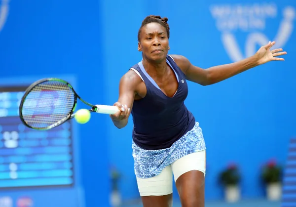 Venus Williams Stanów Zjednoczonych Zwraca Strzał Garbine Muguruza Hiszpanii Meczu — Zdjęcie stockowe