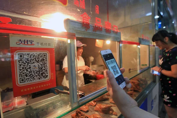 Chinese Customer Scans Code Mobile Payment Service Alipay Alibaba Group — Stock Photo, Image