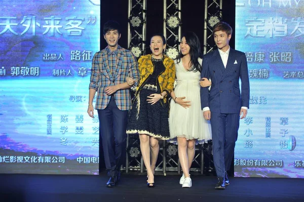 左から 中国の俳優チェン シュエドン プロデューサーとして女優のチャン 俳優のチャン イーシンが2015年8月4日 北京で新作映画 God の記者会見に到着した — ストック写真