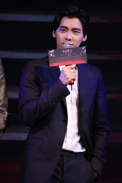 2015年7月16日 中国演员李一峰在中国上海为他的新片 像明星一样坠入爱河 举行的新闻发布会上发表讲话 — 图库照片