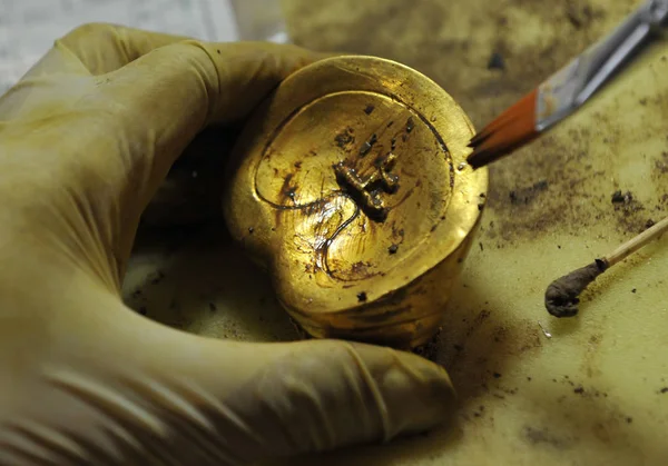 Китайский Археолог Очищает Золотой Слиток Форме Копыт Китайским Иероглифом Шанг — стоковое фото