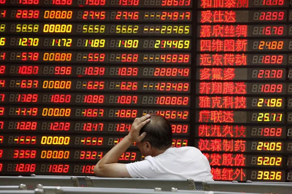 2015年9月7日 中国东部江苏省南京市一家股票经纪公司的股价 价格上涨为红色 价格下跌为绿色 — 图库照片
