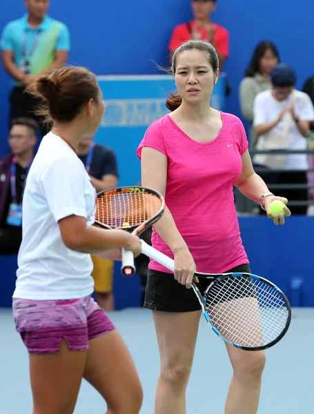 引退した中国のテニス星李娜 指示マスター クラスで若いテニス選手 2015 Wta 武漢オープン テニス大会で中国中央部の湖北省武漢市で 2015 — ストック写真