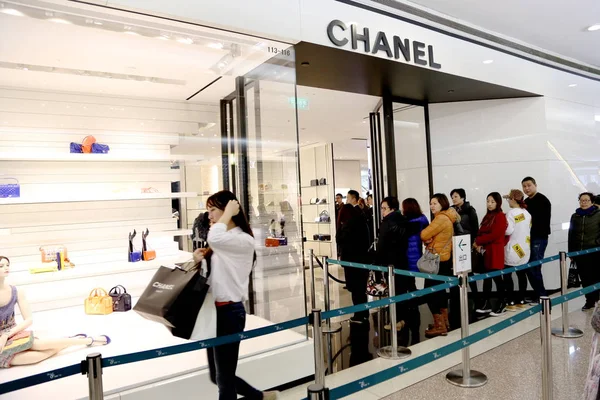 Ügyfelek Várólista Bejáratánál Divat Butik Chanel Néz Egy Trendi Fiatal — Stock Fotó