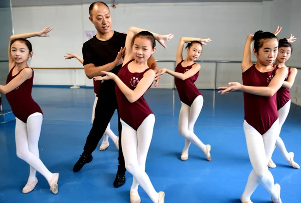 Professor Chinês Instrui Jovens Meninas Habilidades Dança Durante Uma Sessão — Fotografia de Stock