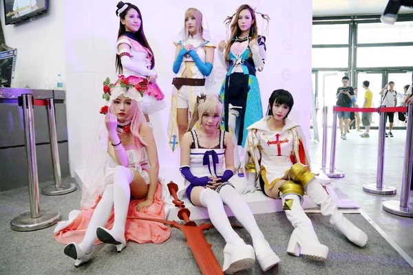 Showgirls Vestidas Com Trajes Cosplay Posar Durante 13Th China Digital — Fotografia de Stock