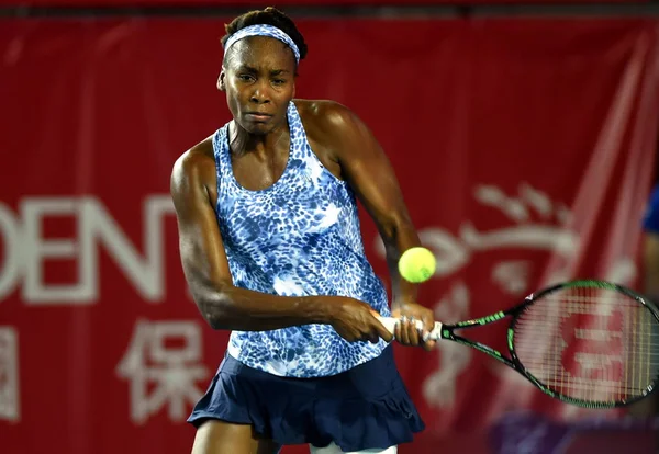 Venus Williams Stanów Zjednoczonych Zwraca Strzał Yuliya Bejgelzimer Ukrainy Ich — Zdjęcie stockowe