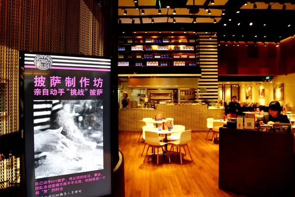Angajații Chinezi Sunt Văzuți Restaurant Pizzaexpress Filială Hony Capital Shanghai — Fotografie, imagine de stoc