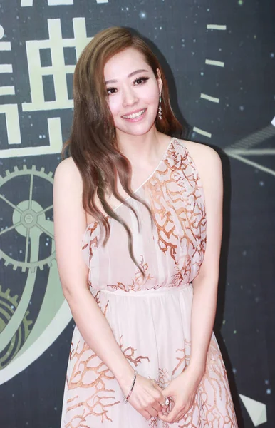 中国歌手张良英在2015年3月25日于中国南方广东省深圳市举行的 2015年 音乐奖颁奖典礼上摆姿势 — 图库照片