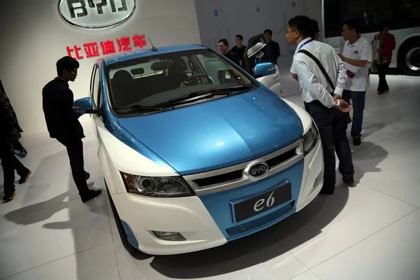 Látogató Néz Egy Byd Elektromos Taxi Alatt China Tech Vásár — Stock Fotó