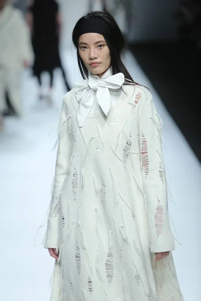 モデルは上海ファッション週秋 2015 年中国 上海で 2015 日中に中国ファッションデザイナー禁止 Xiaoxue Xiaoxue ファッションショーで新しい創造を表示します — ストック写真