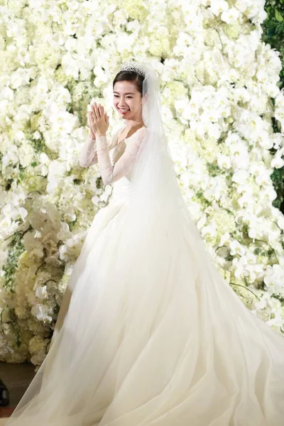 Hong Kong Model Actrice Angelababy Vormt Tijdens Haar Huwelijksceremonie Shanghai — Stockfoto