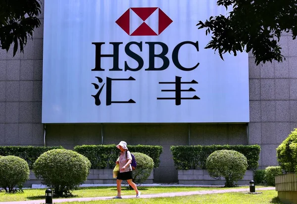 광저우 Hsbc 표지판을 보행자 2015 — 스톡 사진