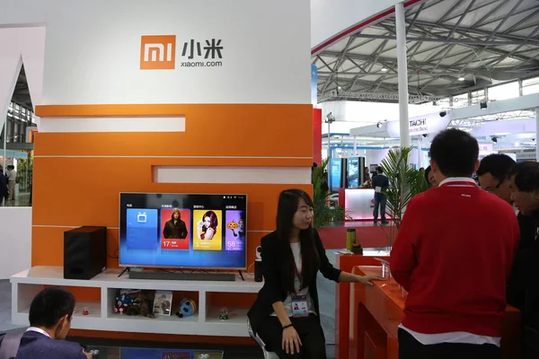 Люди Посещают Стенд Xiaomi Время Xvi Китайской Международной Промышленной Ярмарки — стоковое фото