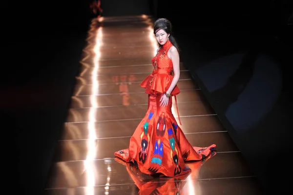 Modelo Muestra Una Nueva Creación Desfile Moda Silk Road Star — Foto de Stock