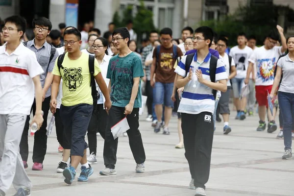 Chinese Students Leave Exam Site Taking Part Second Examination 2015 — 图库照片