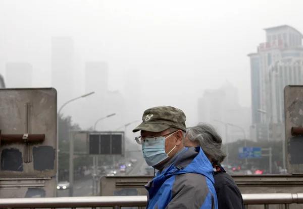 Pedoni Che Indossano Maschere Viso Attraversano Una Passerella Uno Smog — Foto Stock