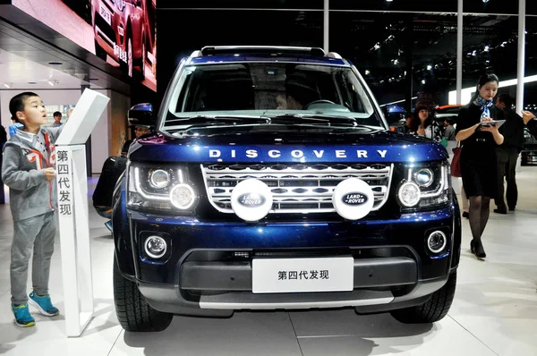 Návštěvníci Vyzkoušet Land Rover Discovery Displeji Během Shanghai International Automobile — Stock fotografie